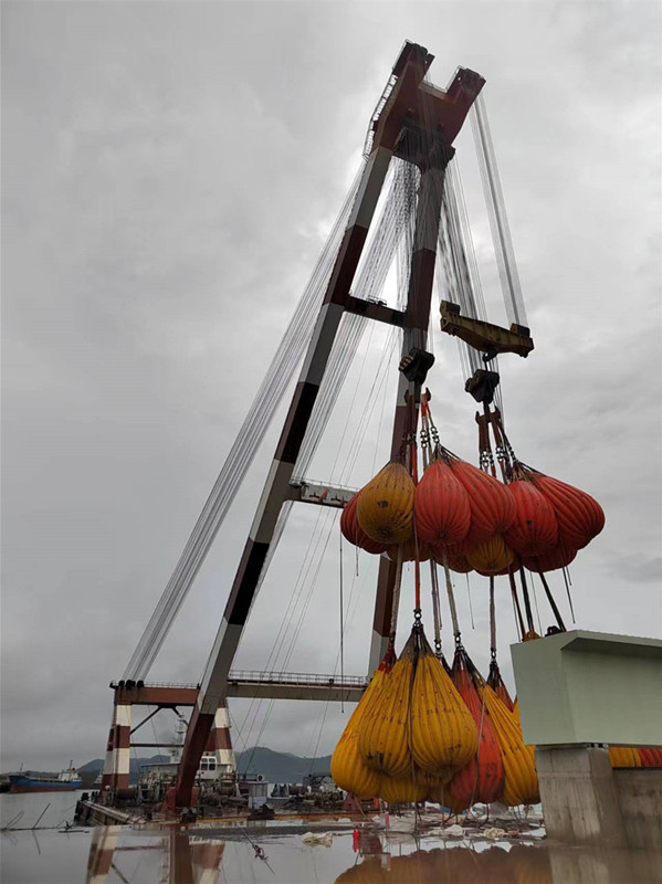 吊機(jī)負(fù)荷試驗(yàn)水袋，起重機(jī)載荷試驗(yàn)服務(wù)，吊機(jī)吊重試驗(yàn)，浮吊吊重試驗(yàn)，吊重水袋.jpg